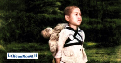 Joe O’Donnell:  Masanori Muraoka  ed il ragazzo di Nagasaki con il bambino morto sulle spalle