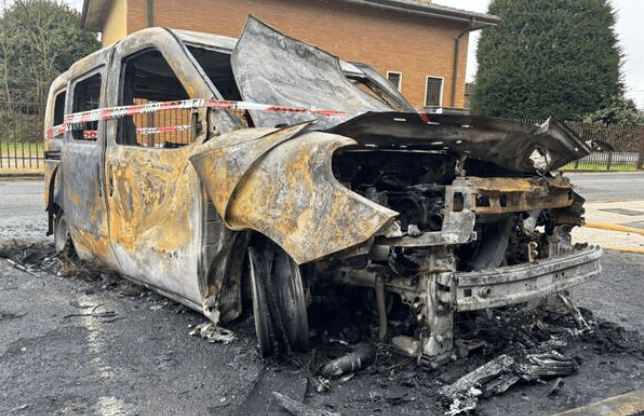 Si dà fuoco nell’auto davanti a casa, in gravi condizioni un uomo di cinquant’anni