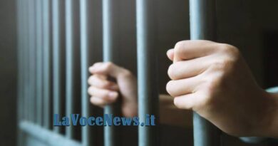 Rivolta nel carcere di Benevento: due agenti feriti, altri in ostaggio, detenuti armati